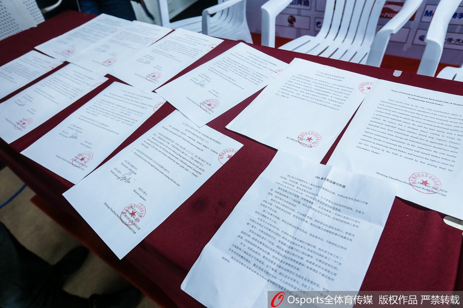 斯托克斯在比赛中带球突破，面对防守者面露不屑，但此刻的他更多时候选择在场下用各种荒唐理由逃避对抗