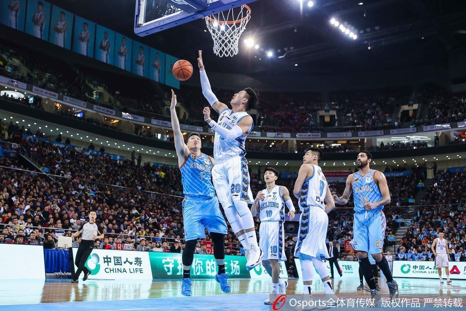 翟晓川上演势大力沉的单手劈扣，整个身体犹如拉满的弓弦，五棵松体育馆的背景瞬间被点燃。