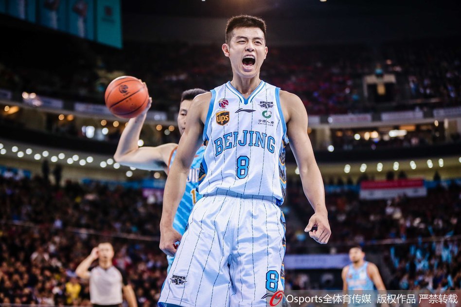 北京队翟晓川如猛虎下山般持球突破，新疆队防守球员竭力阻挡，空气中弥漫着肌肉碰撞的火药味。