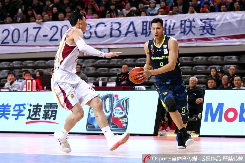 易建联在浙江队内线张大宇的严密防守下，依然稳稳命中一记后仰跳投，动作美如画。