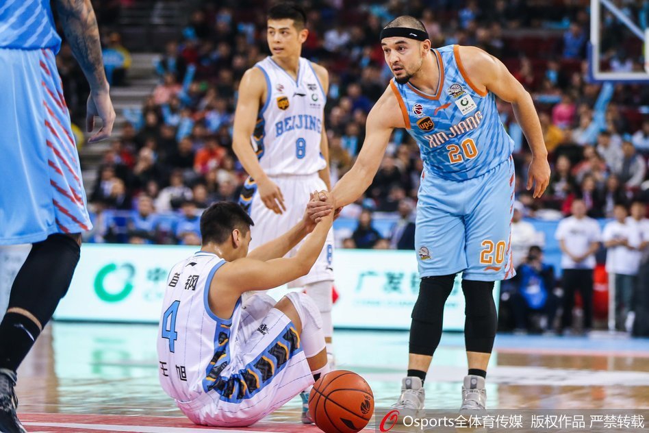 北京队刘晓宇面对李根的贴身紧防，利用节奏变化强行突破，两人的肌肉线条在对抗中清晰可见。