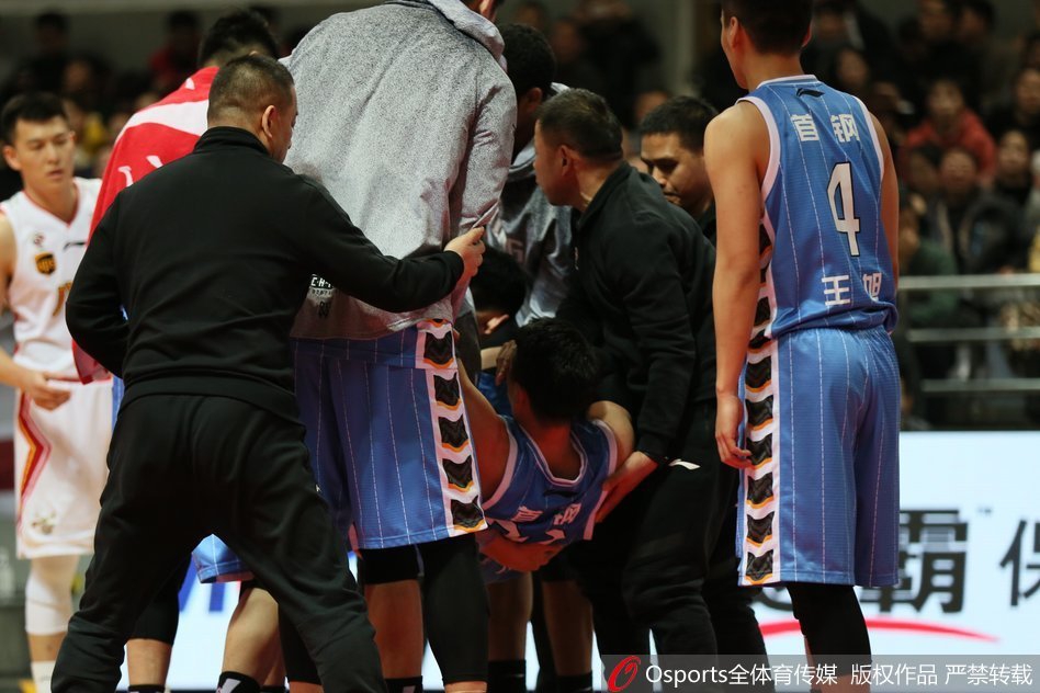 终场哨响一刻，北京首钢球员们紧紧拥抱在一起，庆祝这场艰难客场胜利，胜利的喜悦与拼尽全力的疲惫都写在了脸上。