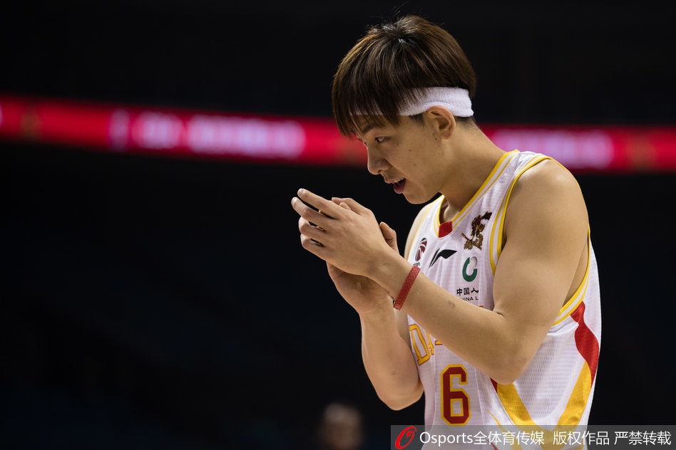 同曦队冯欣面对天津队田野的贴身紧逼，冷静地指挥队友跑位，他灵巧的运球试图撕开对手密不透风的防守网。