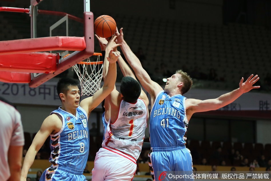 八一队核心后卫运球过半场，面对北京队的全场紧逼，他冷静地做出手势指挥队友跑位，眼神中透露着与年龄不相符的沉稳。