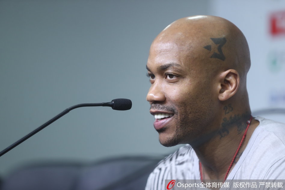 发布会尾声，马布里面对镜头挥手致意，仿佛在向自己长达二十二年的球员生涯做最后的告别。