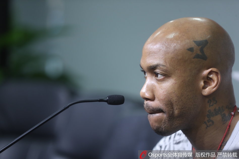 赛前发布会上，马布里认真倾听记者提问，身后的背景板记录着他职业生涯最后的高光时刻。