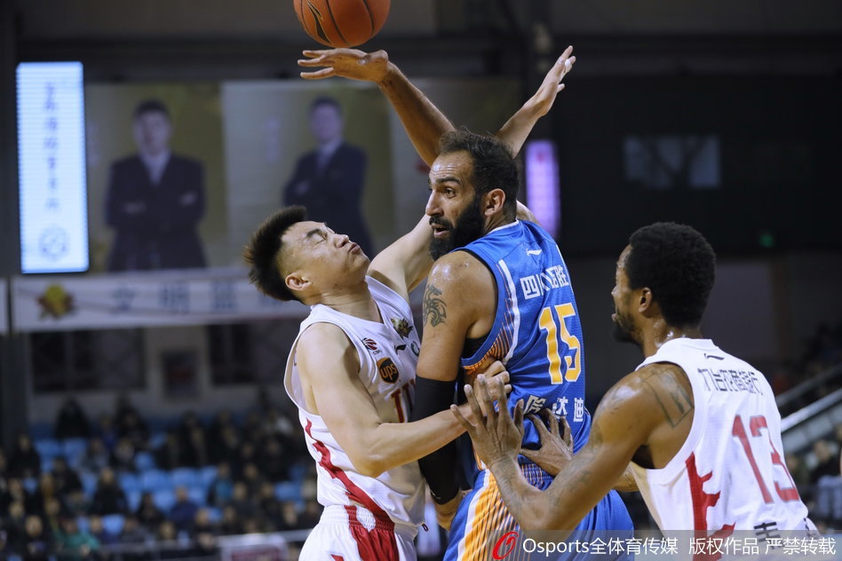 兰德里在四川队内线群中高高跃起，以一记势大力沉的单手劈扣震撼全场，眼神中充满了终结连败的渴望与霸气。