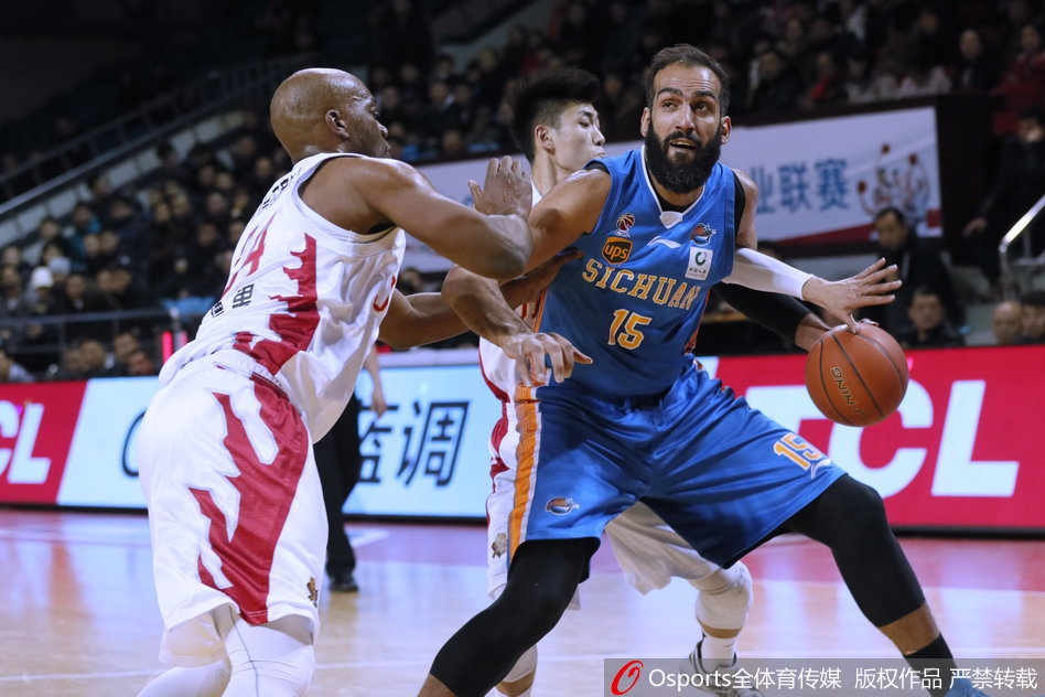 韦弗面对四川队的贴身紧逼，冷静地背后运球摆脱防守，随后突然加速直杀篮下，举手投足间尽显前NBA球员的潇洒与自信。