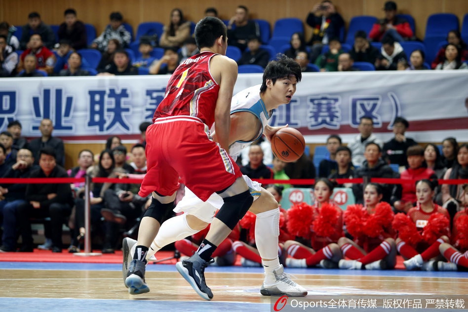 八一队年轻后卫田宇翔快速突入福建队禁区，面对补防的球员，他冷静地寻找着上篮的角度，试图撕开防线。