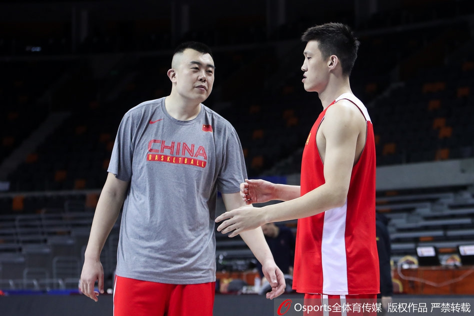 易建联神情专注,在训练中持球面对防守球员,眼神中透露出回归国家队的坚定与兴奋