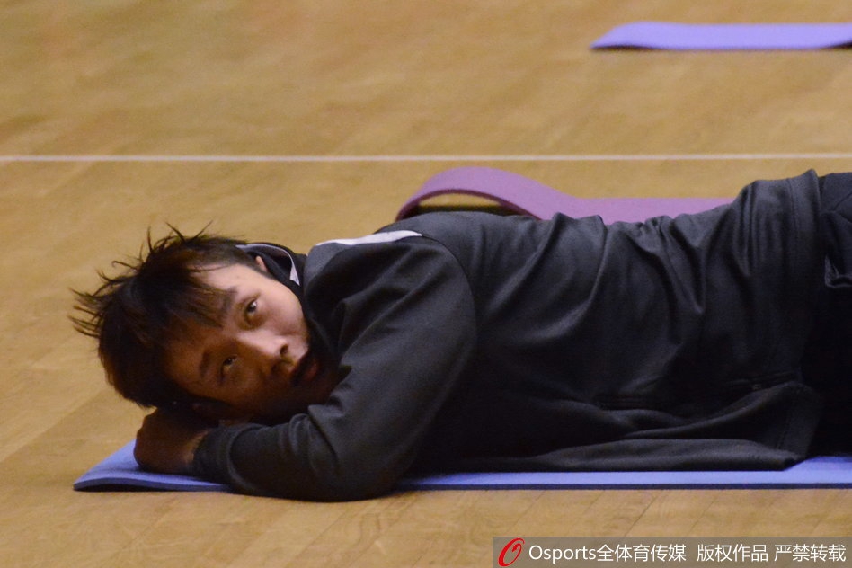 大外援莫泰尤纳斯与教练在场边开怀畅谈,心情极佳,此前热身赛的胜利让全队都沉浸在积极的备战情绪中。