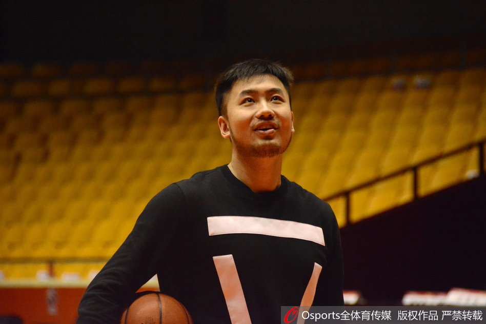 丁彦雨航在场地边进行拉伸恢复,姿势舒展。他的健康归来,无疑是山东男篮季后赛征程中最有力的强心剂。