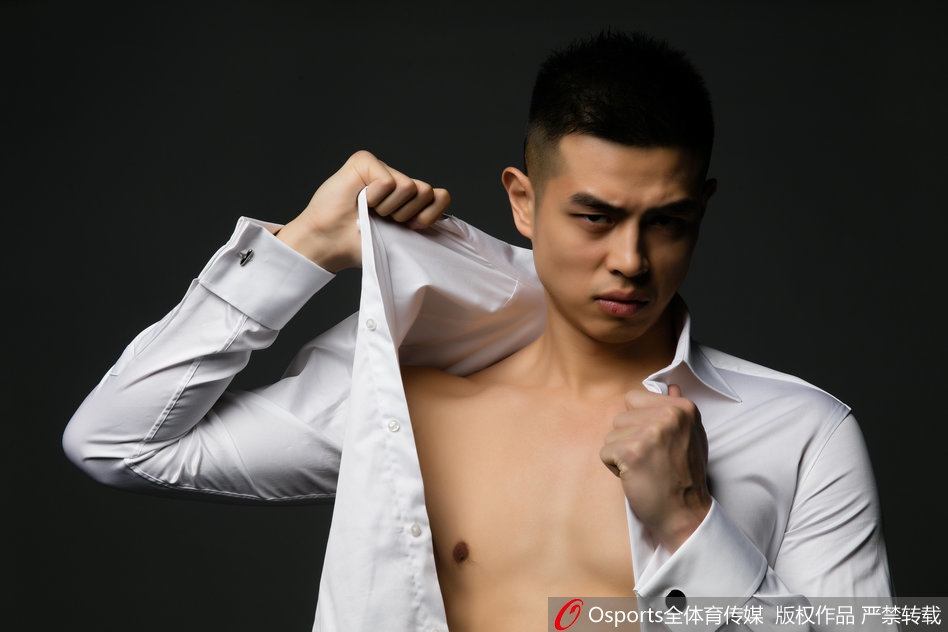 方硕身着训练裤坐于场边，放松状态下腹部依然没有赘肉，大腿肌肉线条粗壮有力，尽显运动员本色