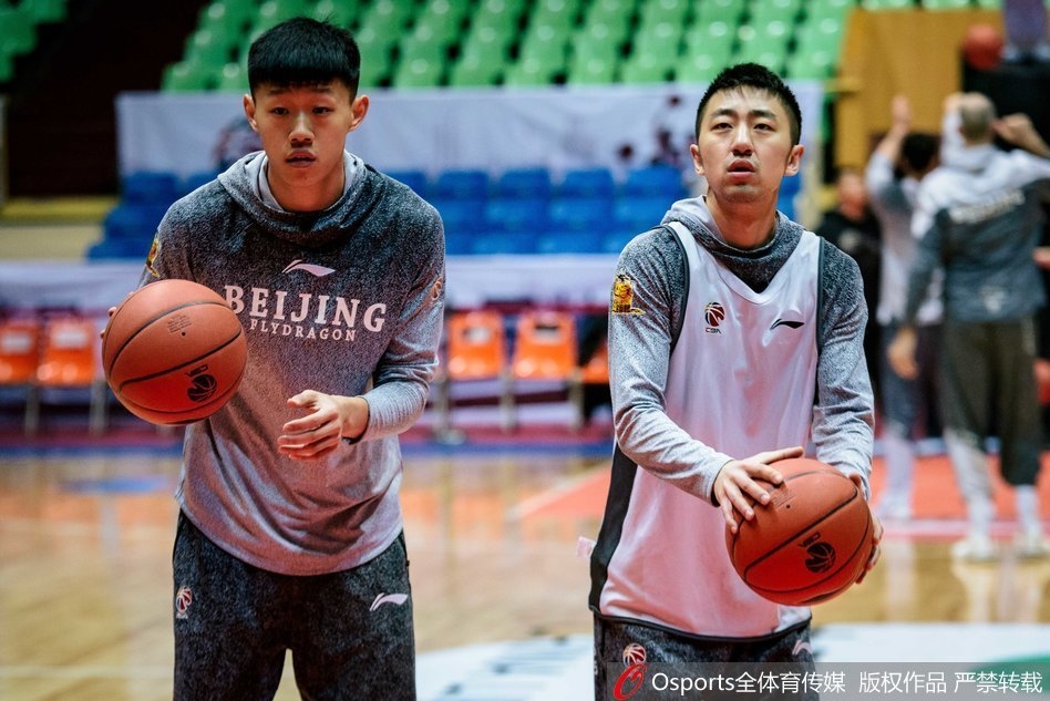 训练间隙的马布里脱下外套露出里面的短袖球衣，他单膝跪地以便和身边几个小朋友保持平视，耐心地接过球迷递来的签名笔，整个场面看起来像一个大家庭的聚会。