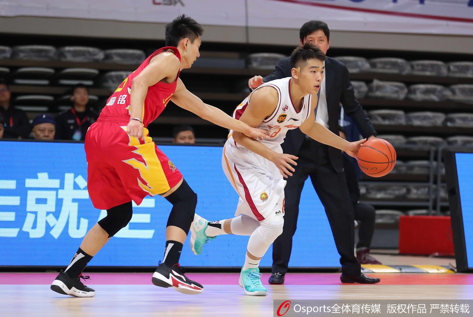 威姆斯运球快速推进反击，面对防守球员以一个不可思议的拉杆动作将球送入篮筐，展现出超级外援的风采。