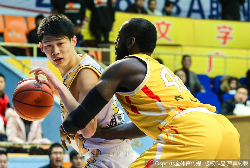 年轻的胡金秋用一记标志性的中距离跳投稳稳命中，他坚定的眼神中透露出超越年龄的成熟，仿佛在诉说这是他的常规操作。