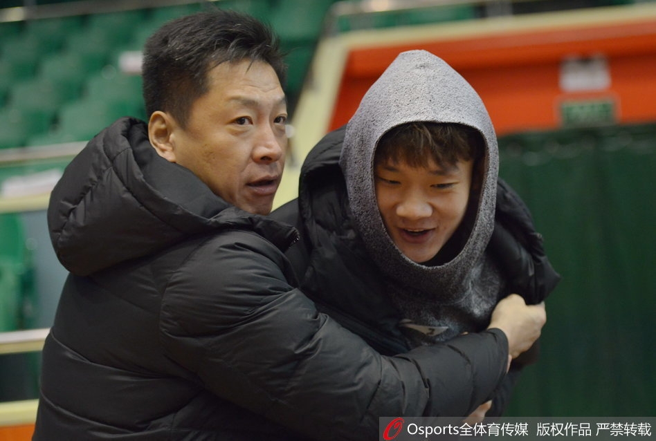 丁彦雨航在训练中露出搞怪表情，对着镜头调皮地吐着舌头，仿佛在说‘晚上看我的’，一扫大战前的紧张气氛。