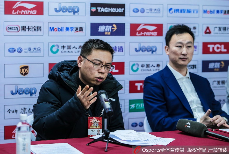 浙江男篮俱乐部总经理方俊在发布会上面色铁青，手中握着一叠厚厚的罚单，面对镜头痛诉外援斯托克斯的不职业行为，现场气氛凝重