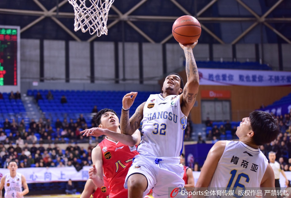 李原宇在八一队内线群中高高跃起,单臂完成暴扣,整个体育馆为之沸腾,他本场砍下生涯新高的17个篮板球