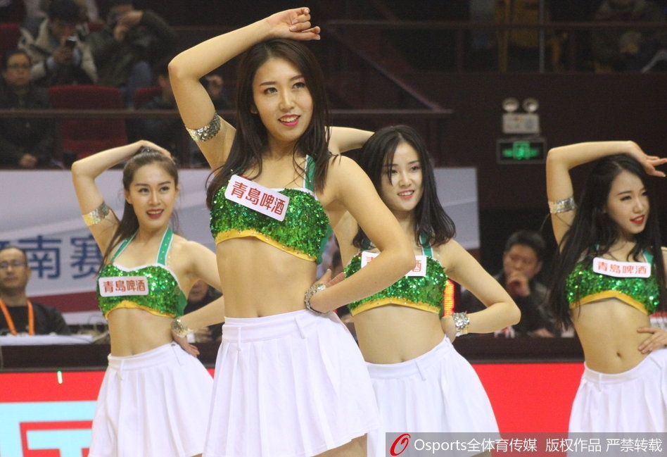 伴随着动感的旋律,宝贝们整齐划一地扬起手臂,她们的队形错落有致,短裙在空中划出优美的弧线,用极具张力的肢体语言为场上球员加油助威。