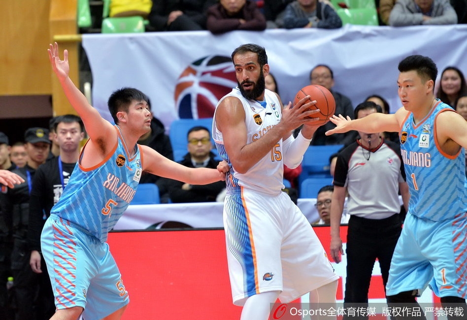 哈达迪篮下接球后双手重扣，新疆两名防守球员只能望球兴叹，这一刻他仿佛巨人般统治了禁区。