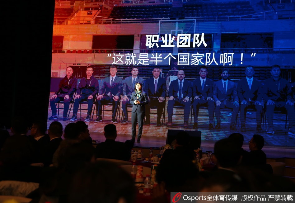 两位受邀来到现场的球迷代表，手中捧着刚刚获赠的签名球衣，脸上洋溢着幸福而自豪的笑容。他们不仅是看台上的呐喊者，更是首钢体育大家庭不可或缺的一员，此刻的荣耀属于这些最可爱的“最佳第六人”。