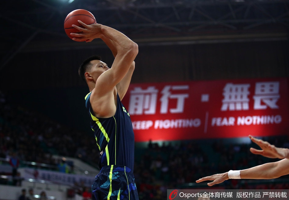 宏远领袖易建联在对方内线群中高高跃起，如飞来峰一般单手将球砸进篮筐，广州队的防守球员只能望球兴叹