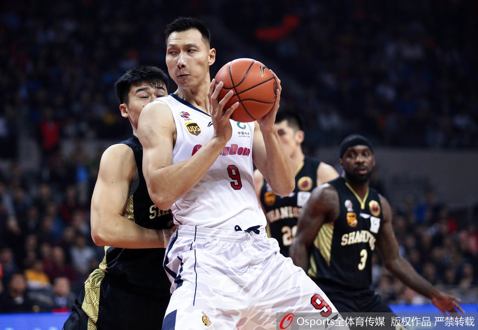 易建联在山东队内线悍将陶汉林与贾诚的严密合围之下,依然神情坚毅,高高跃起试图完成双手灌篮,整个球馆的空气仿佛都在这一刻凝固。