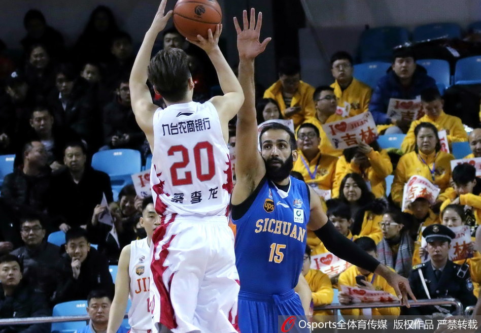 吉林队后卫高诗岩如闪电般突破四川队的双层防线，在空中与对方中锋对抗后，用一个极不协调的姿势将球高抛送入篮筐，表情坚毅果敢。