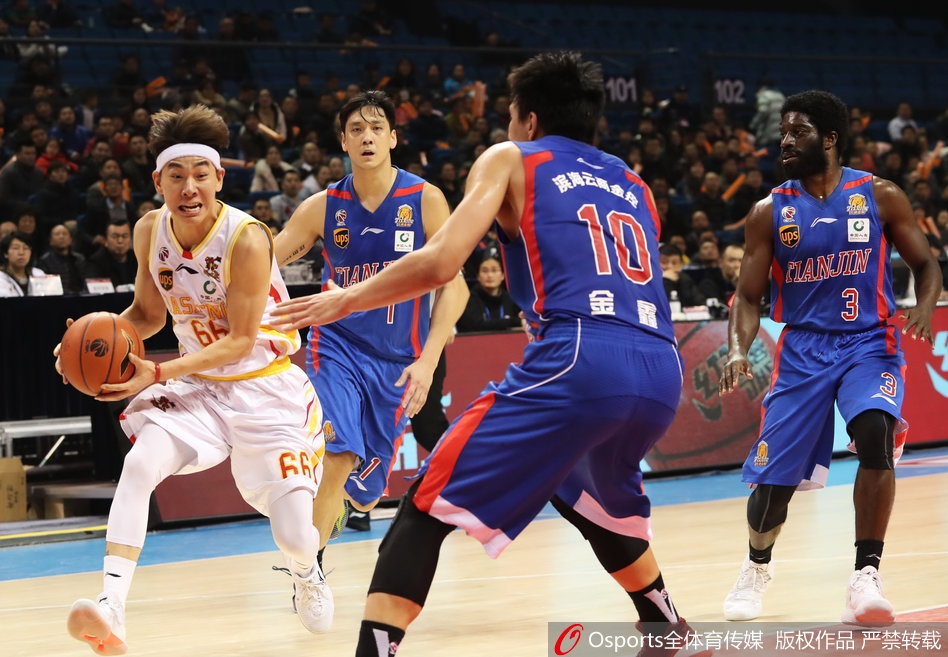 同曦队外援希克森在天津队内线群中奋力跃起，以一敌三强行上篮，肌肉碰撞的火花仿佛隔着屏幕都能感受到。