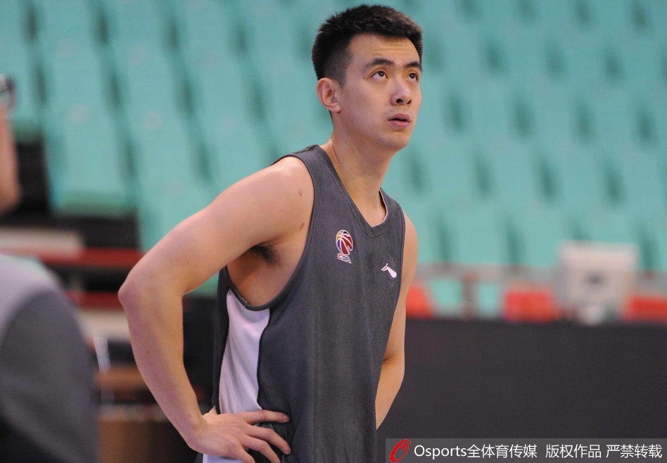 巴斯在训练中凝视远方，强壮的体魄如同雕塑，他已准备好用力量捍卫辽宁的禁区。