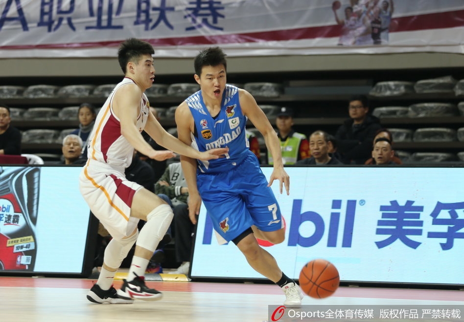 浙江队威姆斯在青岛队严防死守下依然闲庭信步，眼神中透露出必胜的决心