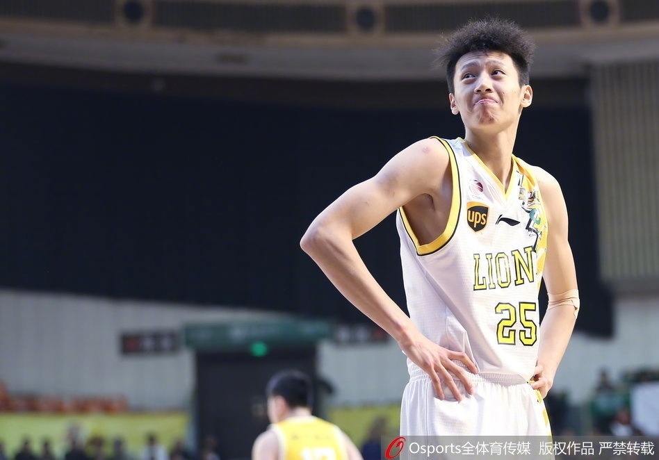 广厦核心福特森在对手严密防守下依然神情自若，他送出一记手术刀般的精准传球瞬间撕裂了同曦队的防线。