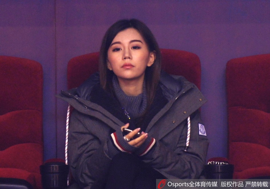 随着比赛进行,她时而轻咬手指,眼神中流露出一丝不易察觉的担忧,仿佛场上每一次激烈的身体对抗,都让她感同身受。