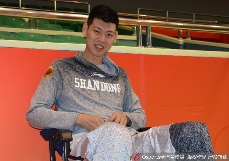 训练结束后，睢冉拄着拐杖缓缓走向场边，队友们从他身边跑过，他依然面带微笑，这支球队的团结和他在队中的特殊地位在这一刻展现得淋漓尽致。