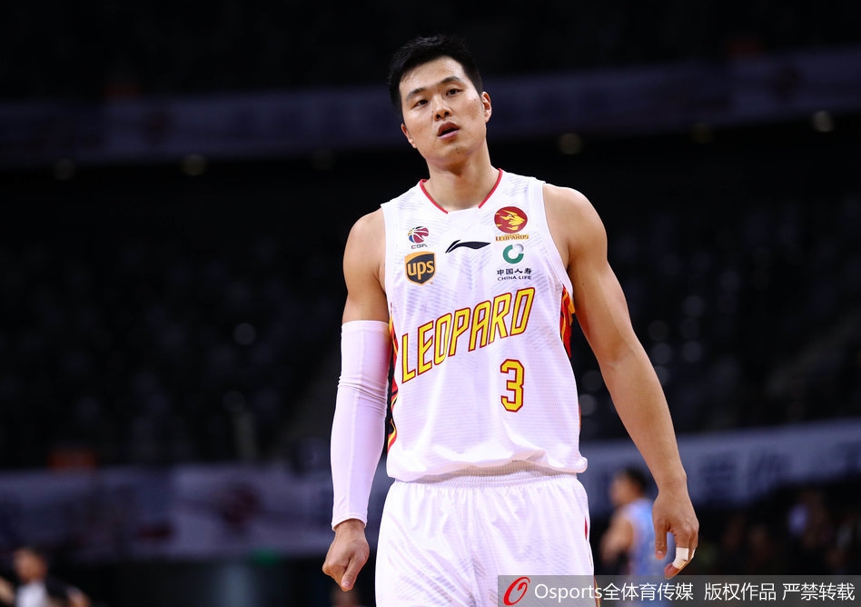 终场哨响，萨林杰高举双臂握紧拳头，脸上洋溢着胜利的喜悦，身旁的队友们纷纷上前与他庆祝。