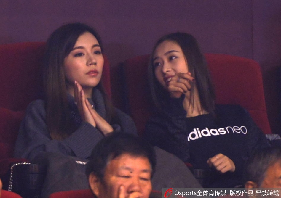 在山东队掀起进攻狂潮的间隙,她轻轻托腮,目光依然锁定在远方那个熟悉的身影上,即便周围欢呼声雷动,她的世界里仿佛只剩一片宁静。