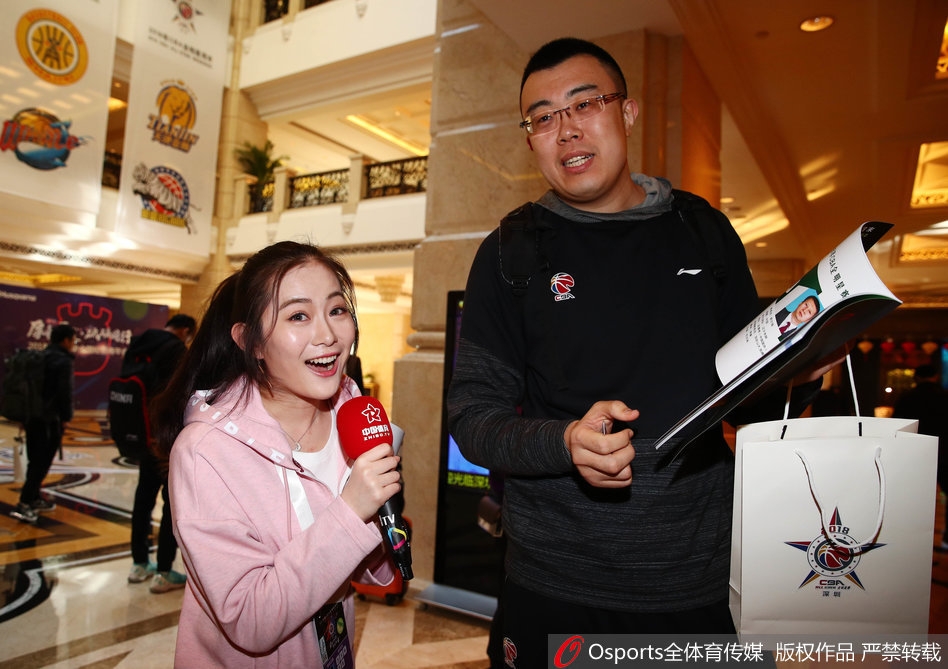 身穿灰色连帽卫衣的赵继伟低头玩着手机从旋转门走进酒店，邻家大男孩般的装扮让他在人群中显得低调又随和