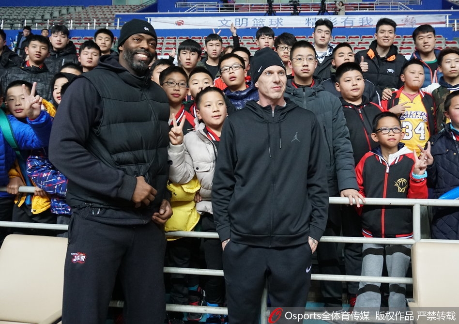 张兆旭高高跃起，在吉林队兰德里的头上完成一次势大力沉的双手灌篮，展现了上海队内线的绝对统治力。