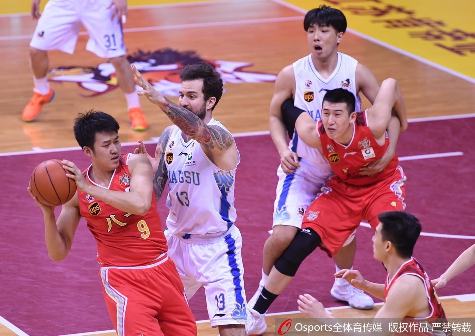 吴冠希面对八一队员的贴身防守,依然稳稳将球送入篮筐,他强硬的篮下进攻成为肯帝亚扩大领先优势的利器