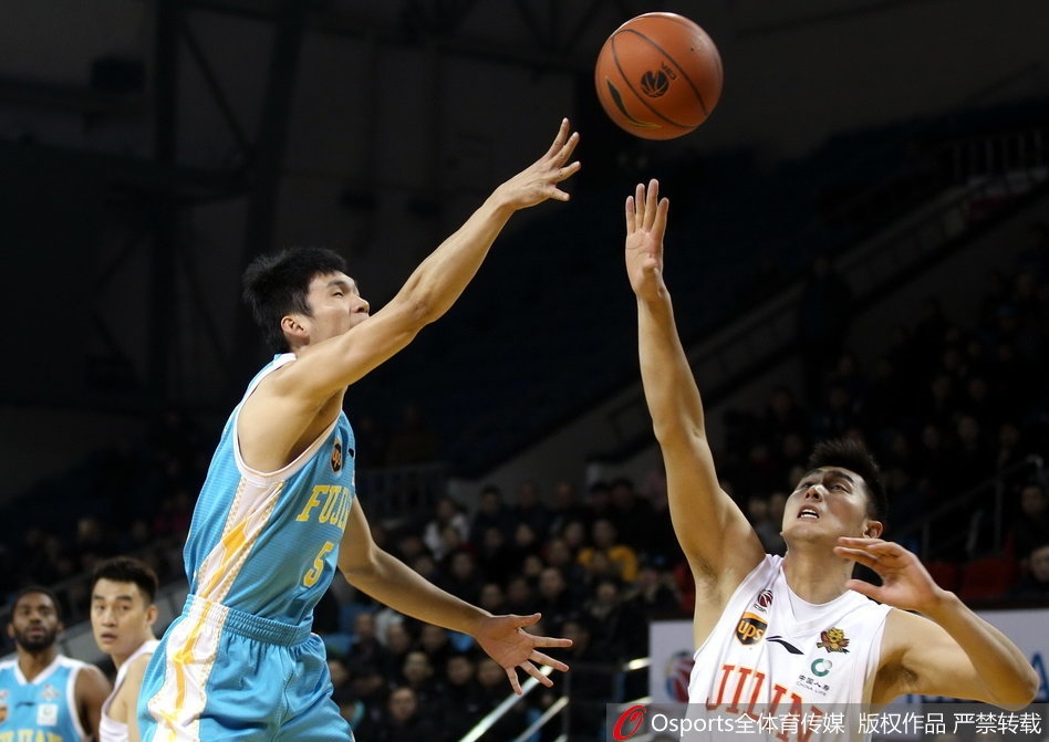 陈林坚底角三分手起刀落，皮球在空中划出彩虹般的轨迹，精准贯穿篮心，让主场球迷瞬间鸦雀无声。