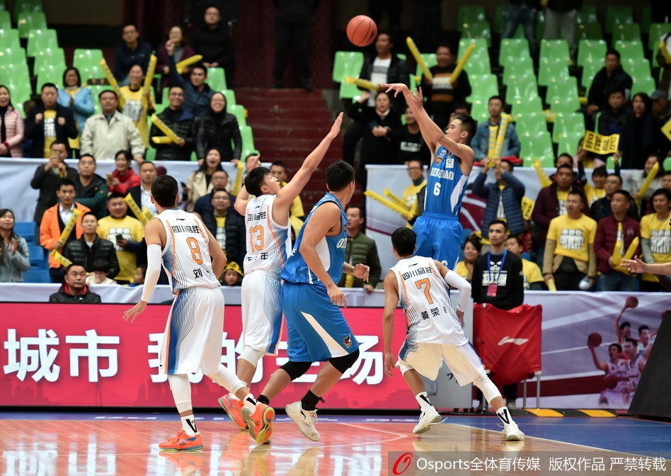 广厦三少连线！胡金秋腾空双手暴扣，福特森早已转身庆祝，霸气宣告青春风暴来袭