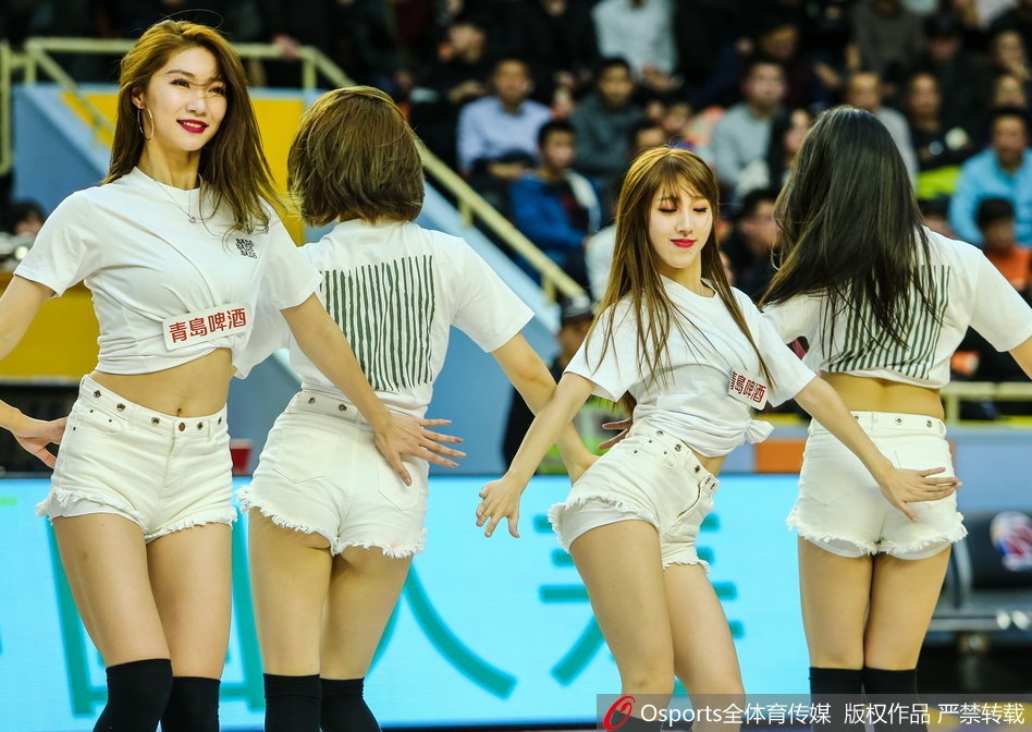 广厦篮球宝贝们摆出酷炫开场造型，金色花球与灿烂笑容瞬间引爆全场热情。