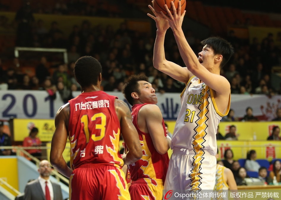 广厦悍将胡金秋在吉林队内线筑起的屏障前高高跃起，以一记柔韧的勾手投篮，篮球在空中划出一道美妙的弧线。