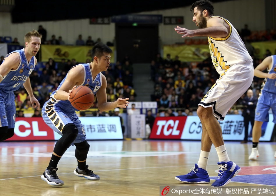 方硕眼神坚毅，手起刀落命中关键三分，用这场胜利向曾经的恩师马布里致敬，宣告北京后卫线的传承。