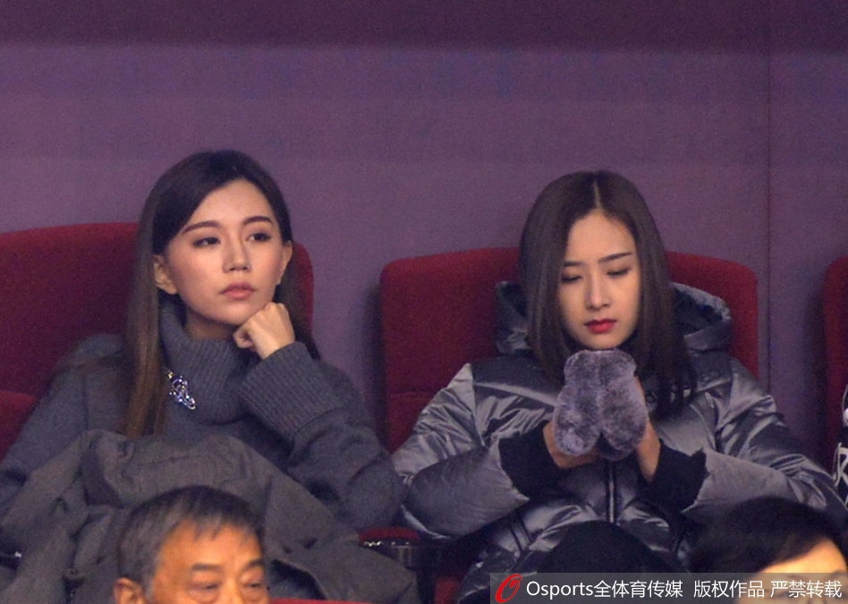 终场哨响,山东队大胜,她起身望向场内,脸上紧绷的神情终于放松,取而代之的是一种如释重负的淡然与平静,默默为心中的英雄喝彩。