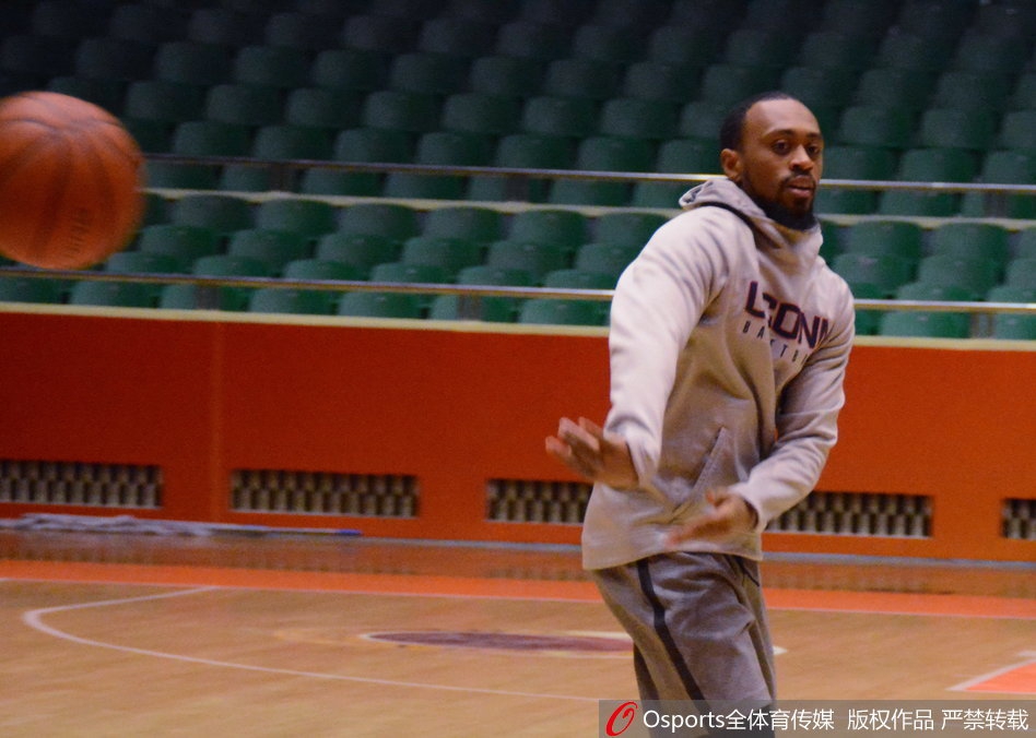 高速球馆的灯光下,山东众将围成一圈,新援莱恩站在其中,全队士气高昂,备战氛围浓厚。