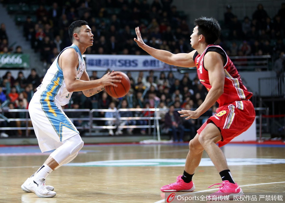 王哲林接球后顺势起跳，单臂高高举起，在八一队员的头顶完成一记势大力沉的单手劈扣，篮筐仿佛都在颤抖。