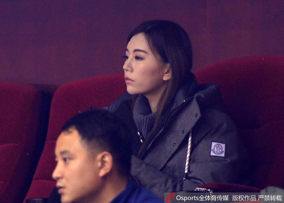 赛场灯光映照下,她抿紧嘴唇,双手安静地放在膝上,那份专注仿佛凝固了时间,完全沉浸在与场上球员同频共振的紧张节奏里。