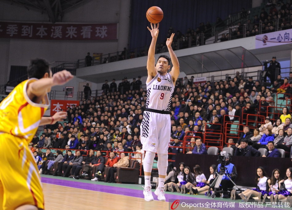 哈德森在巴赫拉米严防死守下依然自信出手，皮球在空中划出完美弧线